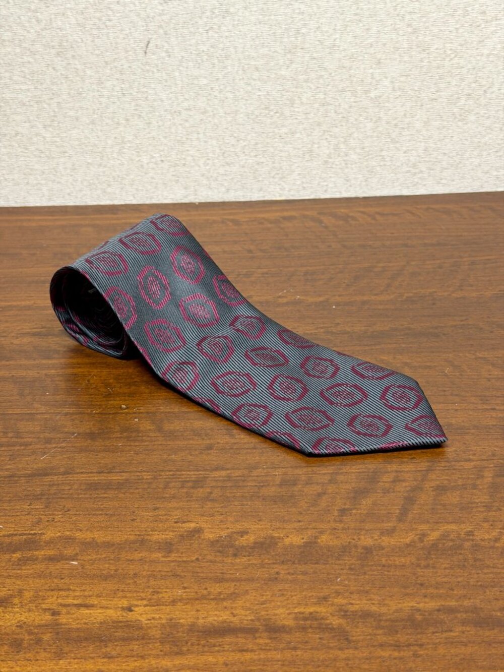 Valentino Cravatte Italy 100% Silk Necktie Gray Burgundy Geometric 56x3.75